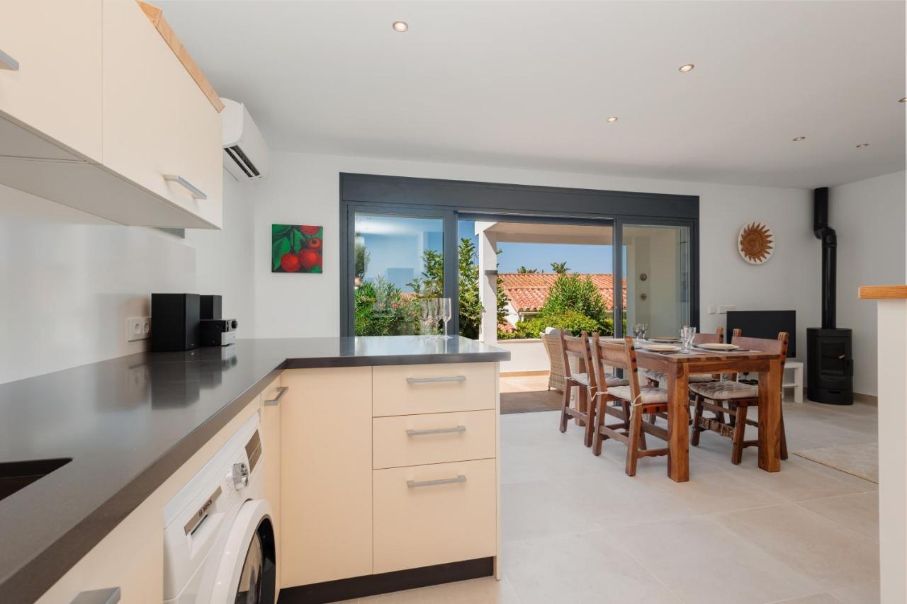 Semesterbostad With Large Sunny Terrace, Costabella Marbella